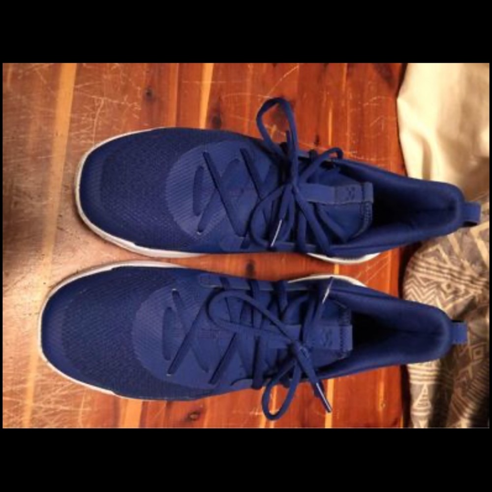 10.5 men’s Under Armour Shoes